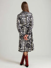 Schwarzes, bedrucktes, langärmliges Kleid mit Krawatte